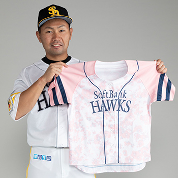 中村晃選手会長「派手すぎず、地味すぎずでバランスが良かったのでこれに投票しました。このユニフォームを着た女性の皆さんに応援して欲しいです」