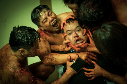 男性に食らいつく全裸の集団、斧を手に持つ血まみれビジネスマンも 台湾パンデミックホラー『哭悲／THE SADNESS』場面写真を解禁