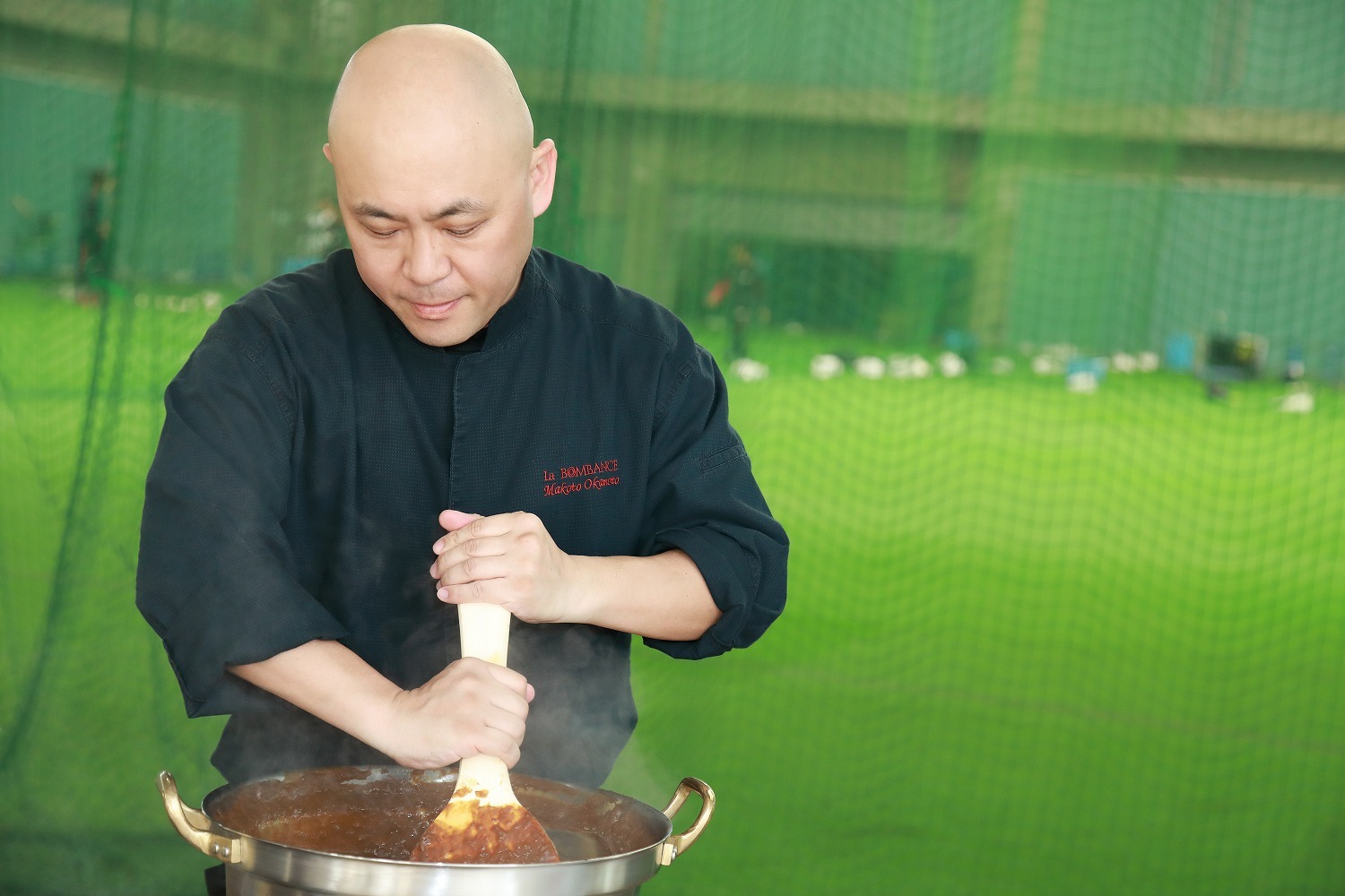 井口監督も「美味い！」と感激！　ミシュランガイド一つ星の名店「ラ・ボンバンス」のシェフ岡元信氏が監修するカレーが新発売