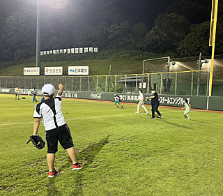 試合後の外野芝生でキャッチボールや記念写真も