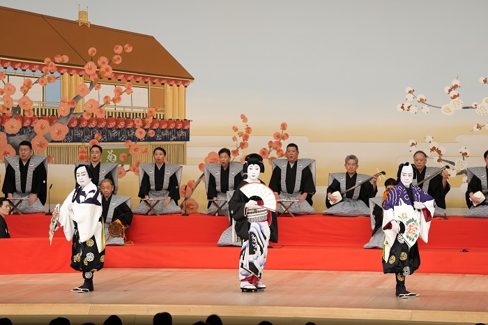 昼の部『英獅子』（左より）鳶頭=中村鴈治郎、芸者=中村雀右衛門、鳶頭=中村又五郎