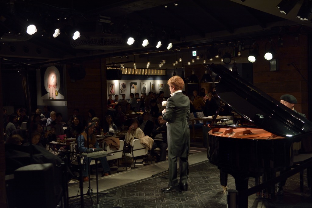 カフェに響き渡るピーノ松谷の歌声