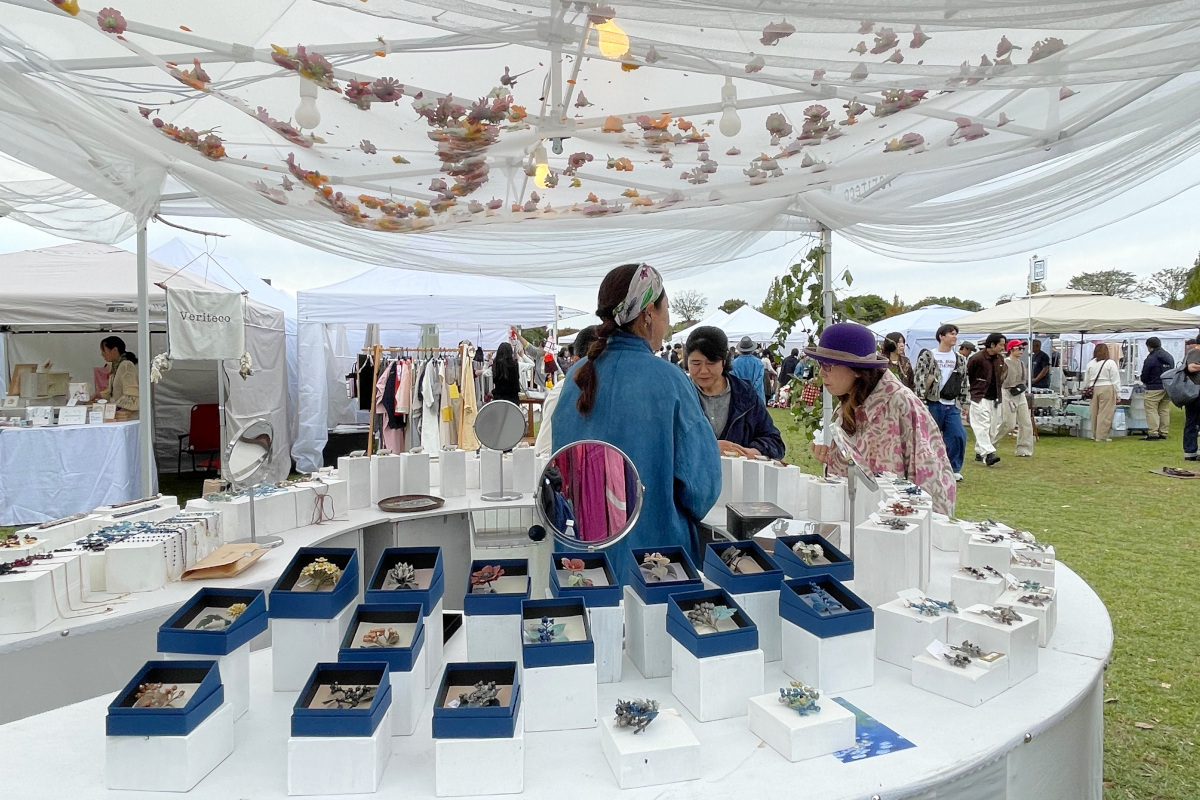 『東京蚤の市’25 AUTUMN』会場風景より