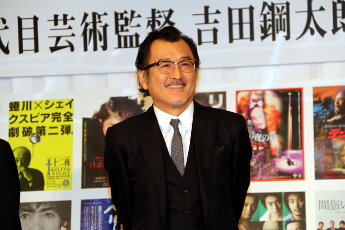 記者の一人から「もう悪いことはできませんね！」と冷やかされると「結婚してマジメになりました！」とニヤリ。