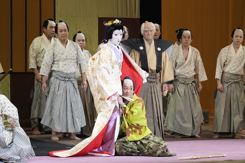 第三部『野田版 研辰の討たれ』（左より）粟津の奥方萩の江=中村七之助、守山辰次=中村勘九郎、家老平井市郎右衛門=松本幸四郎 ／(C)松竹