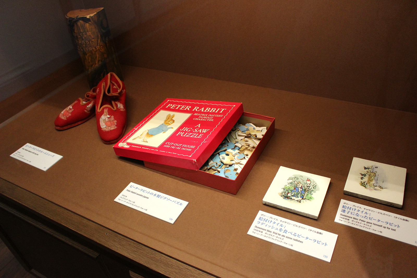 第4章展示風景　これまで展開されてきたグッズの一部