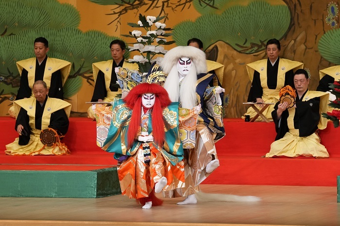 夜の部『連獅子』（左より）狂言師左近後に仔獅子の精=中村長三郎、狂言師右近後に親獅子の精=中村勘九郎