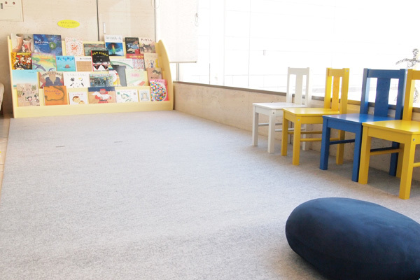 会場の外には絵本を手にとってゆっくりと見られる子ども向けスペースも。