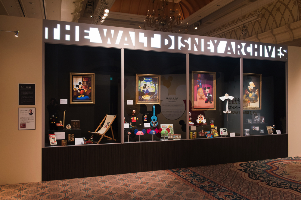 ウォルト・ディズニー・アーカイブスのロビーにある 巨大なショーケースを再現