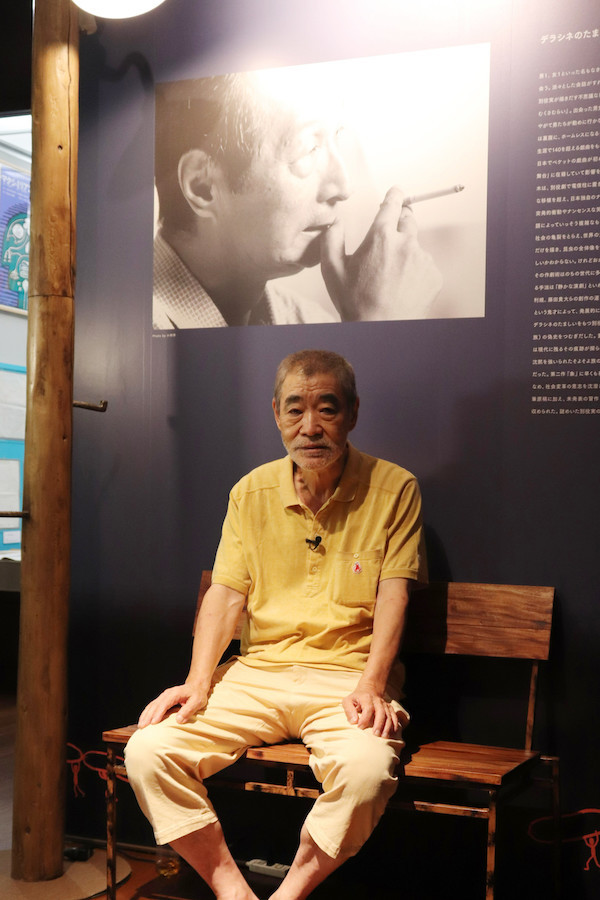 柄本明氏　演劇博物館特別展「別役実のつくりかた」特設ベンチにて