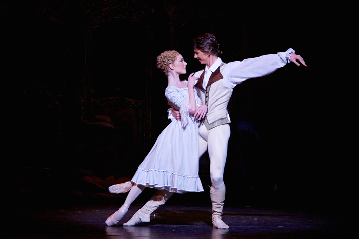 Sarah Lamb as Manon and Vadim Muntagirov as Des Grieux in Manon ©ROH 2014. Photographed by Alice Pennefather
