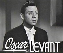 「アメリカ交響楽」（1947年）の予告編より、ピアニストのオスカー・レヴァント。彼は、続いて紹介する「巴里のアメリカ人」（1951年）にも出演している。
