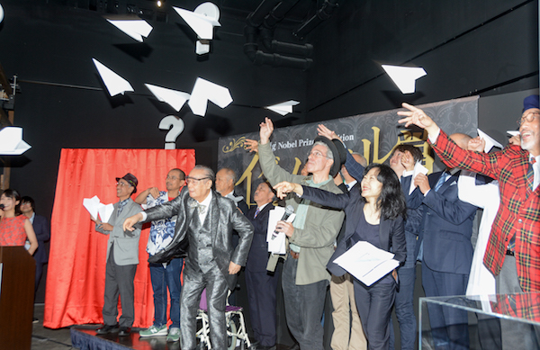ドクター中松ら過去の日本人受賞者も登壇し、紙飛行機を投げるパフォーマンス