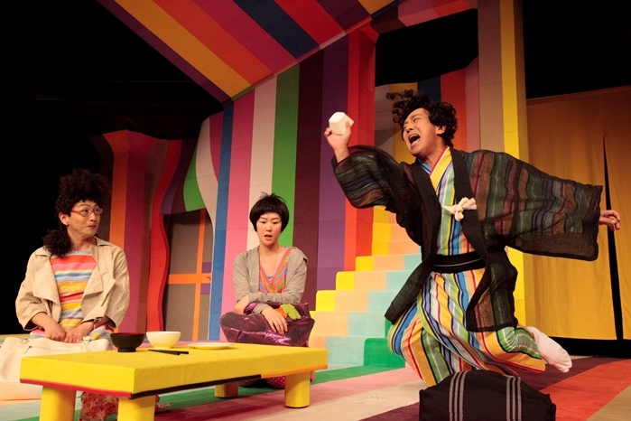 『表に出ろいっ！』（2010年）より。（左から）野田秀樹、黒木華（太田 緑 ロランスとのWキャスト）、中村勘三郎 ［撮影］篠山紀信