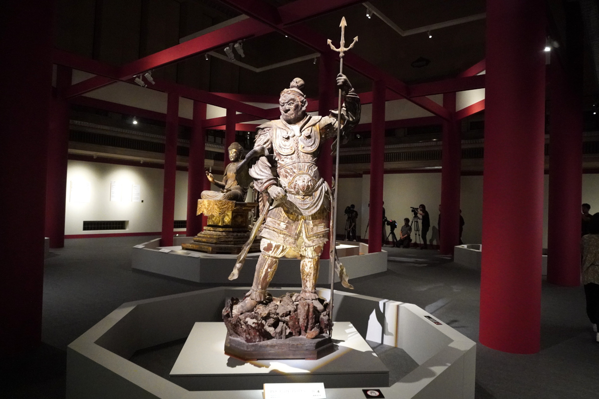 中央：国宝《四天王立像（持国天）》鎌倉時代・13世紀 奈良・興福寺蔵 中金堂安置