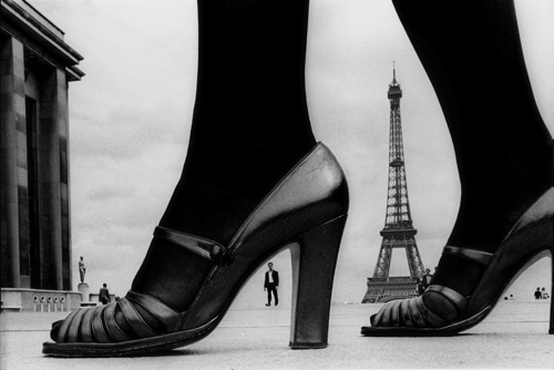 フランク・ホーヴァット「For “STERN”, shoes and Eiffel Tower, 1974, Paris, France」(c)Frank Horvat