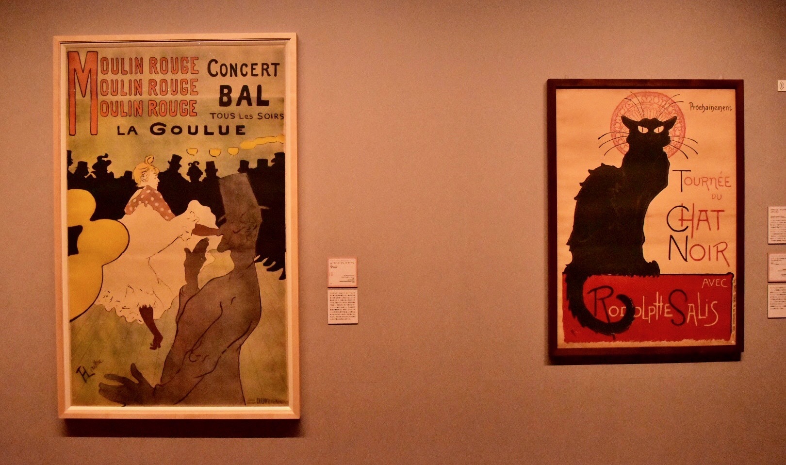 左：アンリ・ド・トゥールーズ＝ロートレック《ムーラン・ルージュ、ラ・グーリュ》1891年　右：テオフィル・アレクサンドル・スタンラン《シャ・ノワール巡回公演のためのポスター》1896年