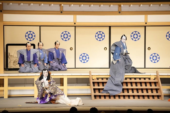 第一部『天一坊大岡政談』（前方）左より、天一坊=市川猿之助、大岡越前守=尾上松緑、（後方）左より、吉田三五郎=中村松江、近習新蔵=中村鷹之資、近習金吾=市川男寅 ／(C)松竹