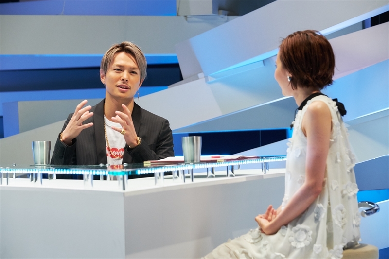 左から、今市隆二、ベッキー （C）エイベックス通信放送/フジテレビジョン