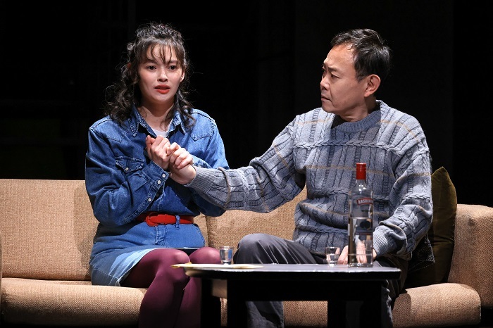 【プログラムB】（演出：上村聡史）デカローグ４　ある父と娘に関する物語　（右から）近藤芳正、夏子 　　　　　　　　　　撮影：宮川舞子