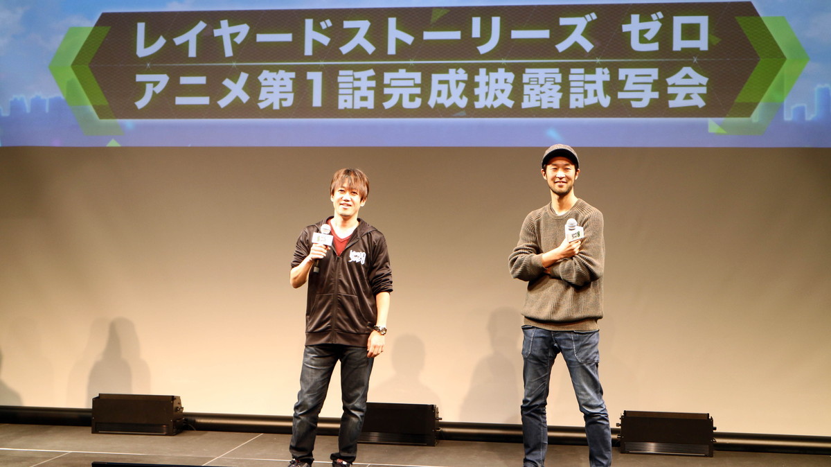 左から第1話上映前に挨拶する総合プロデューサー・手塚晃司、アニメ監督の大橋聡雄
