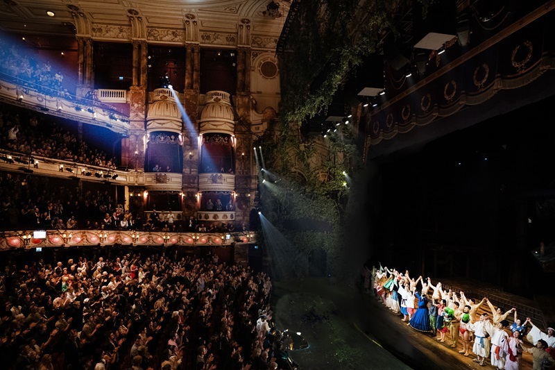 舞台『千と千尋の神隠し』ロンドン公演 本初日カーテンコールの模様