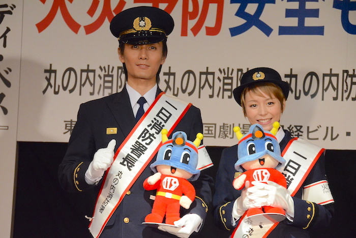東京消防庁のマスコット「キュータ」の人形を持つ加藤和樹と平野綾(左から)