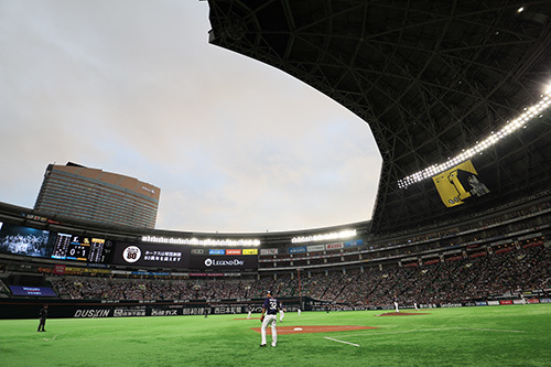 球場が夕陽に照らされる18:00に試合開始。日没後のナイターをオープンルーフ状態で楽しめる（※写真は2018年の様子）