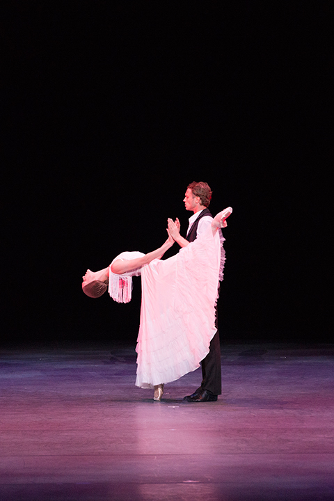 「Fragments of one’s Biography」より（振付：V.ワシーリエフ）ウリヤーナ・ロパートキナ、アンドレイ･エルマコフ Photo:M.Terashi/TokyoMDE