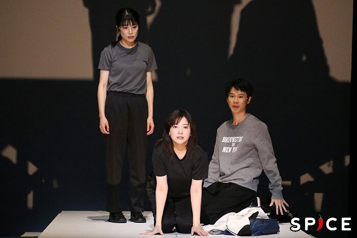 パルコ・プロデュース2025『シャイニングな女たち』舞台写真