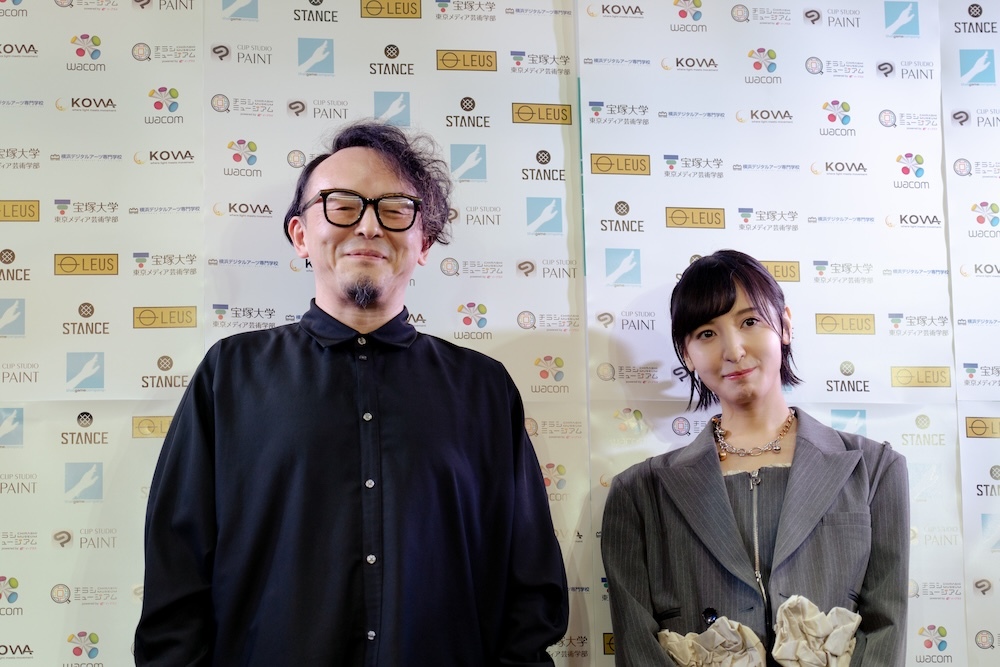 『LIMITS全国学生選手権大会2025』記者発表会見の様子　左から：jbstyle.、佐倉綾音