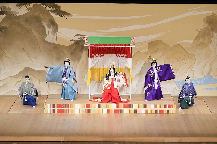 夜の部『鶴亀』従者=尾上左近、亀=尾上松緑、女帝=中村福助、鶴=松本幸四郎、従者=市川染五郎 ／(C)松竹