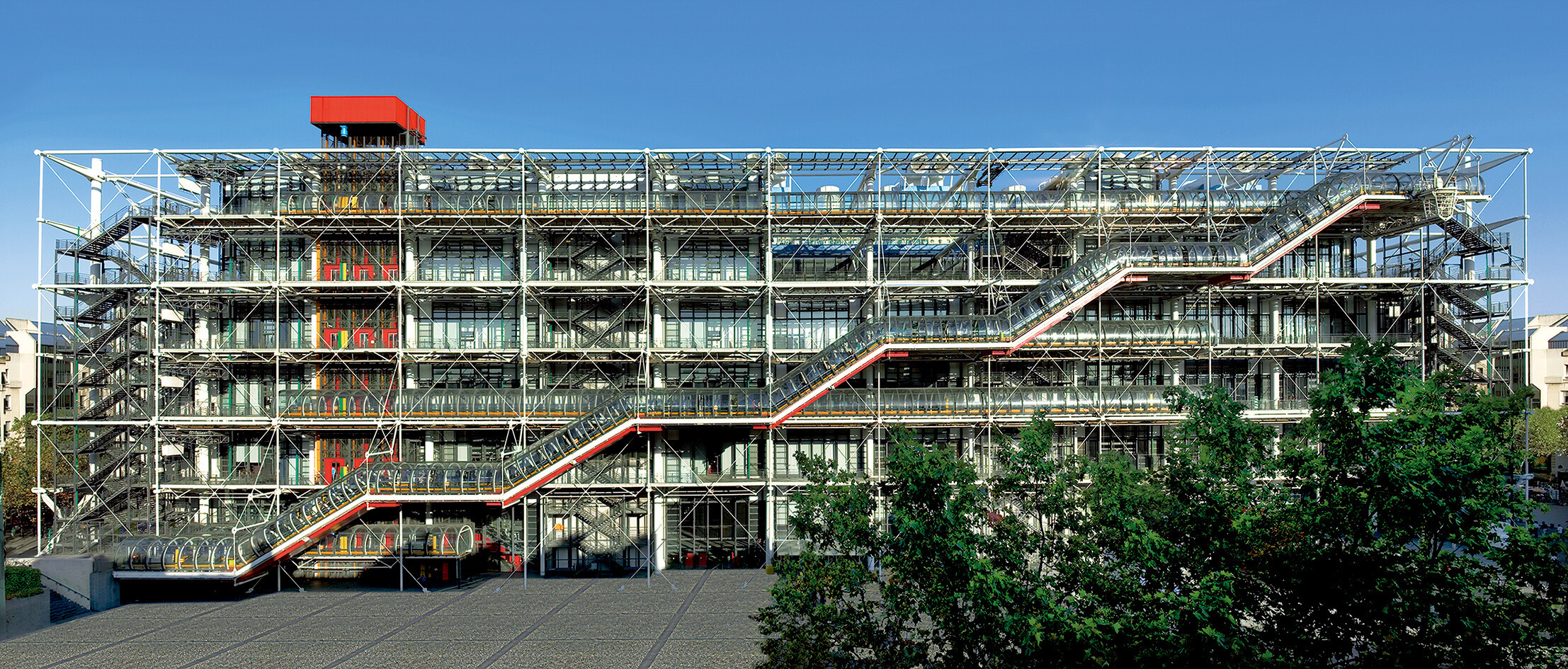ポンピドゥーセンター外観 Centre Pompidou, architectes Renzo Piano et Richard Rogers, photo : G. Meguerditchian