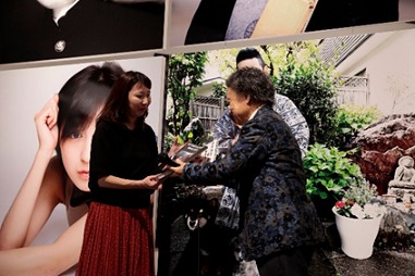 写真左から：100万人記念のお客様・佐藤直美さん、篠山紀信