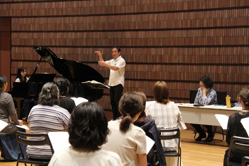 大阪響コーラスの本番指揮者（柴田真郁）を交えた練習風景