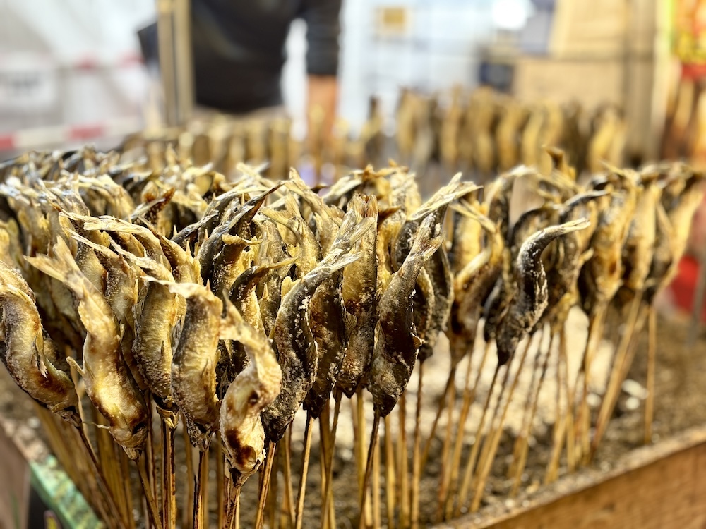 大量の鮎の塩焼きに、理性を失いそうになる