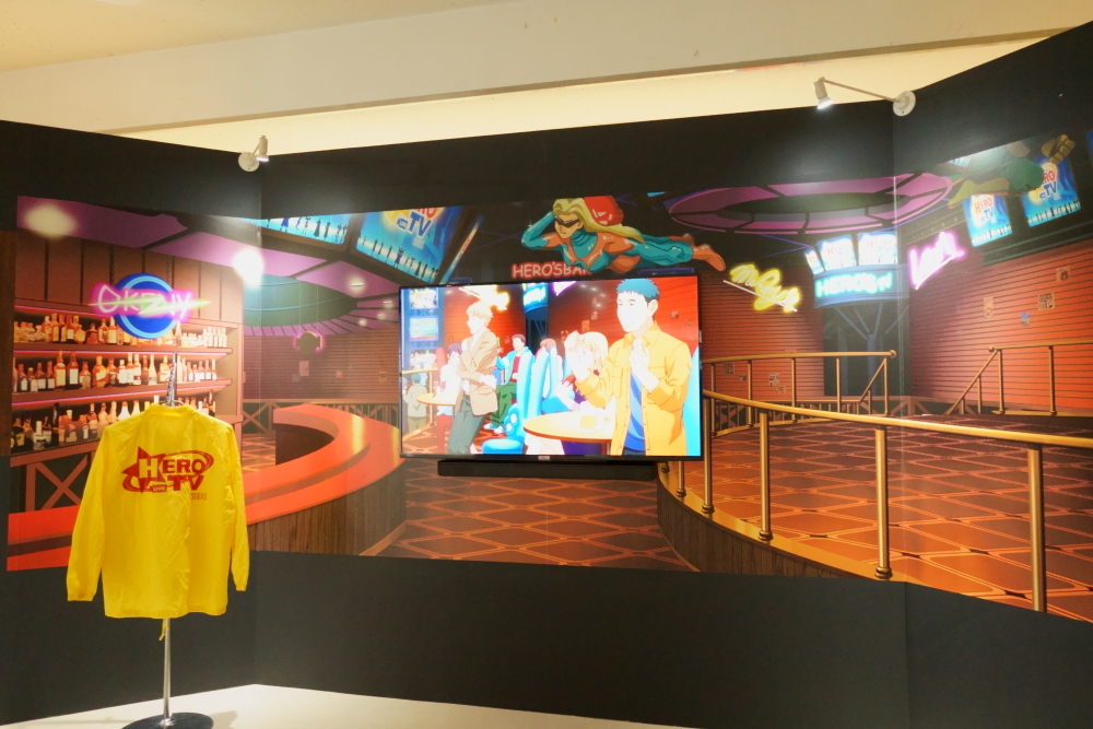 画面ではちょうど、ヒーロー界のアイドル・ブルーローズの登場に沸く男性ファンたちの映像が