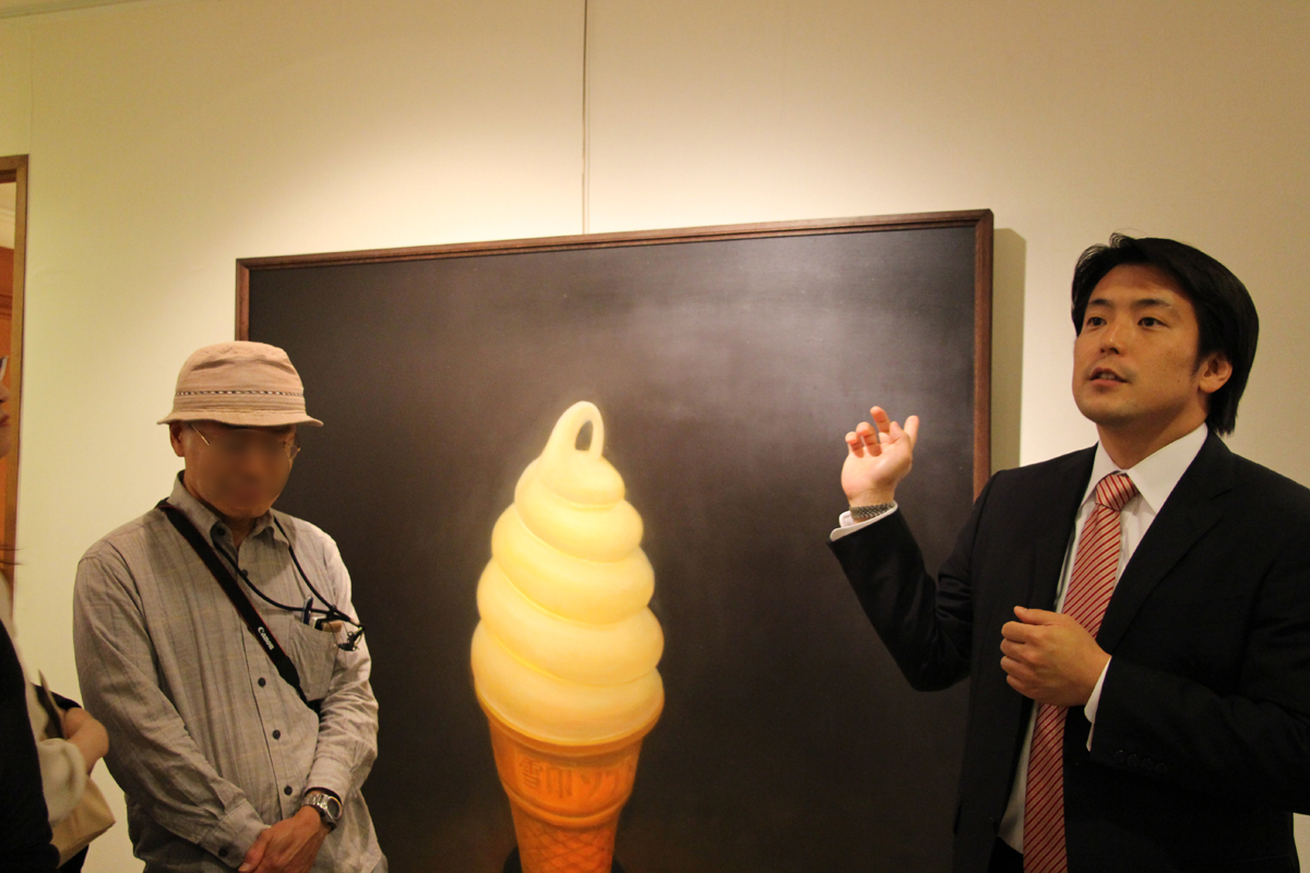 至峰堂画廊　右：鈴木氏