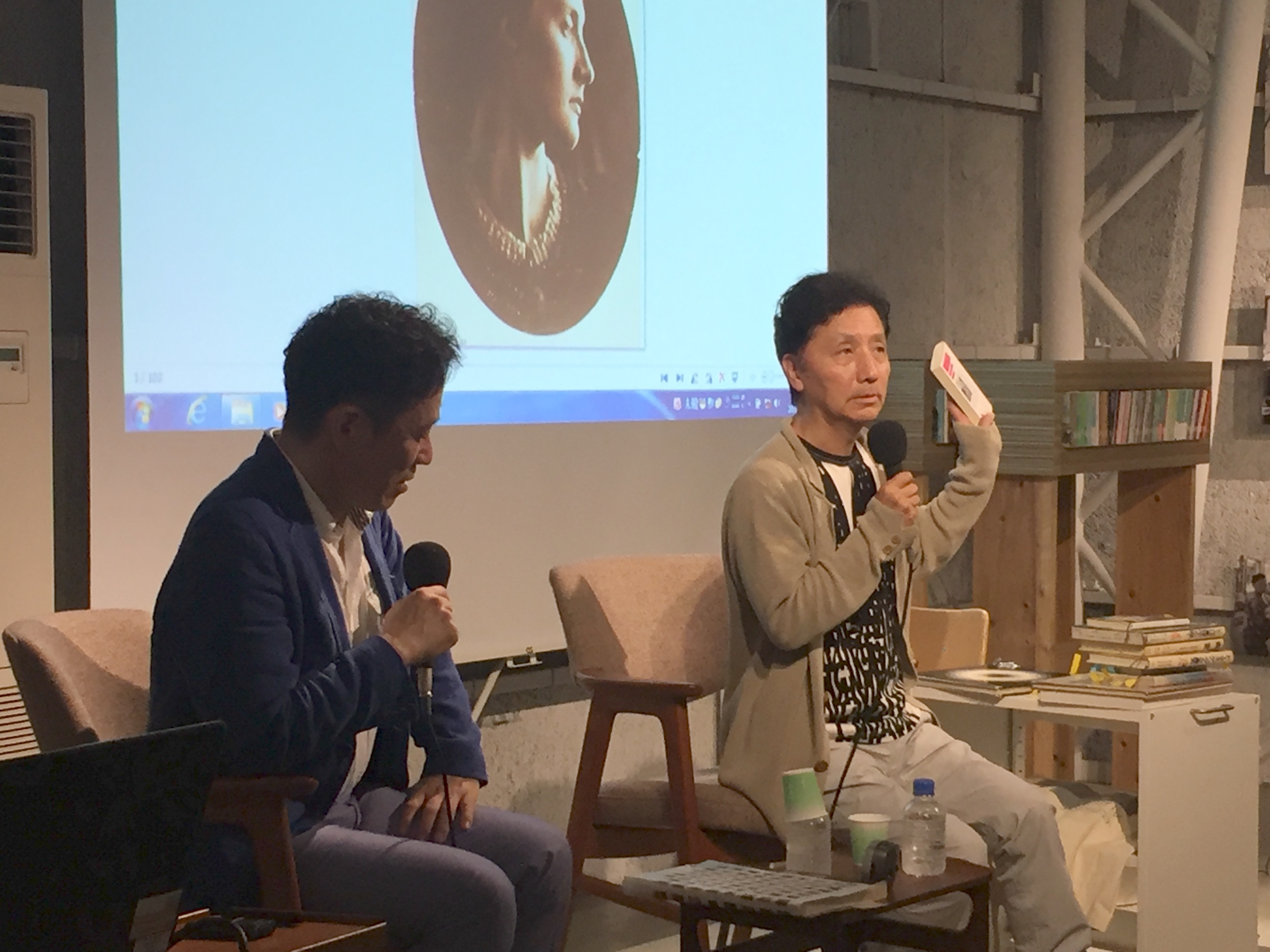  ヴァージニア・ウルフ作『灯台へ』を手に取る森村 (C)girls Artalk