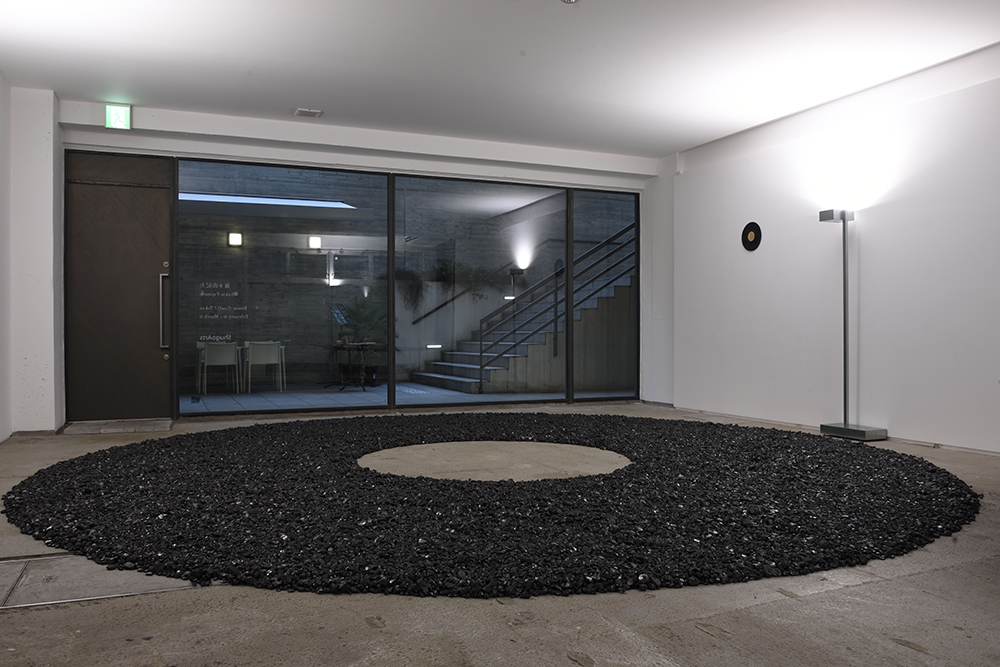 Yukio Fujimoto, Broom(Coal), 2016, coal, rubber sheet, dimension variable, ed.5