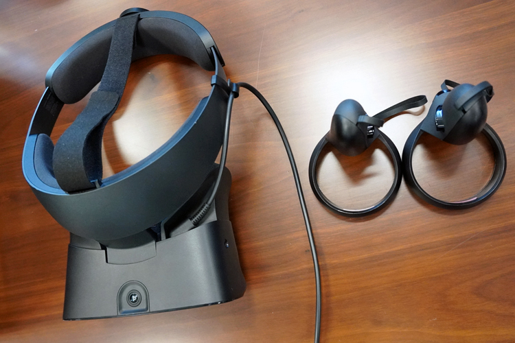 左：使用したOculus Rift S　右：両手に持つコントローラー