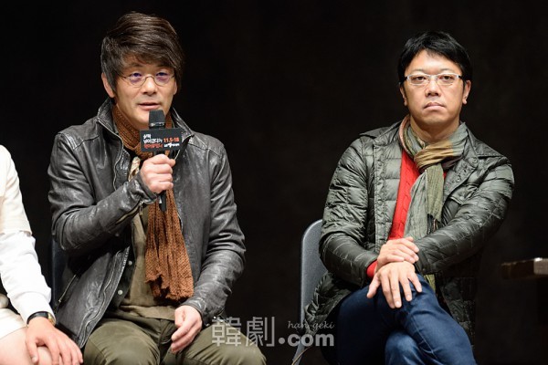 演出家キム・グァンポ（左）と原作者の土田英生