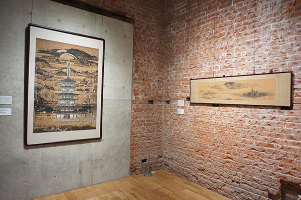 左は《薬師寺東塔之図》（昭和40年代頃、個人蔵）、右は《奈良風景》（昭和21年、奈良県立美術館蔵）