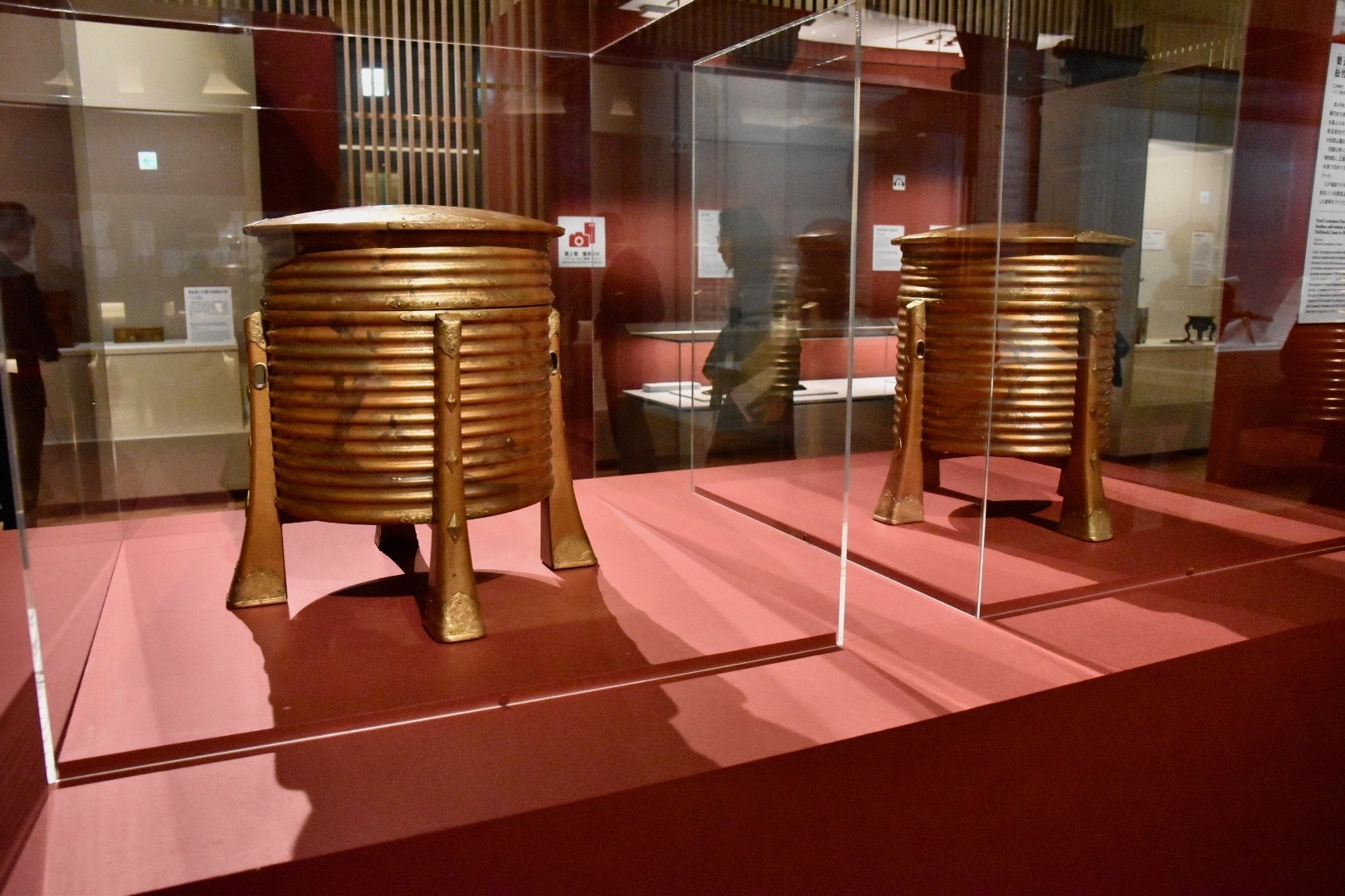 梨子地藤巴立葵紋散松竹藤文蒔絵行器　江戸時代 18世紀　ベニス東洋美術館蔵