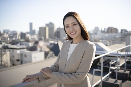 香綾しずるのコメント＆単行本未収録写真が公開　元タカラジェンヌを元宝塚の早花まこが徹底取材した書籍を発売