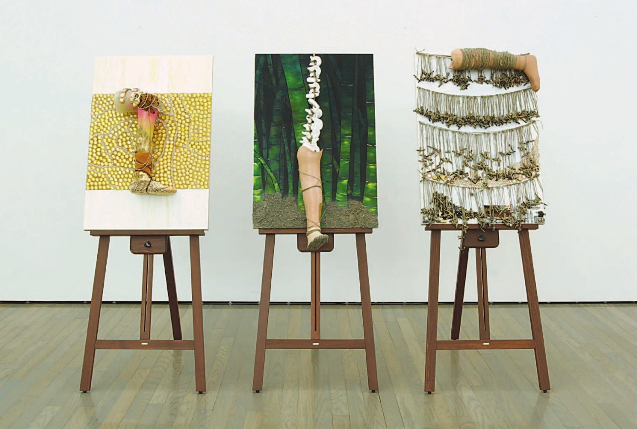片山真理《足をはかりに》2005年（群馬県立近代美術館 群馬青年ビエンナーレ‘05出品作）、廃材･アクリル･義足・パネル（3点組）、作家蔵