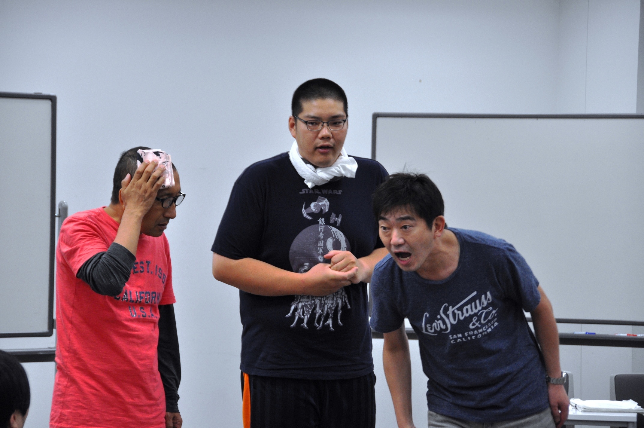 コメンテーターとして初出演する推理作家の滝沢（川下大洋）とマネージャーの今井（満腹満）は、不慣れな上にハプニングの多い現場に右往左往。