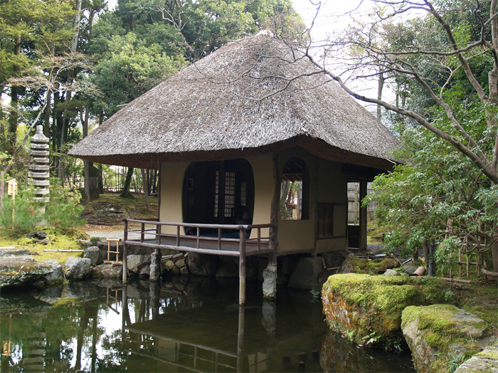 茅葺き屋根の四阿（あずまや）如舫亭にて、四神の朱雀（南）を展示予定。