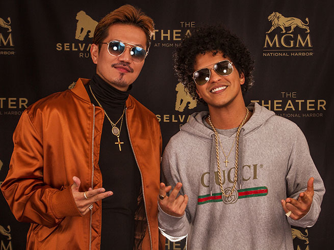 左から、EXILE ATSUSHI、ブルーノ・マーズ（Bruno Mars）