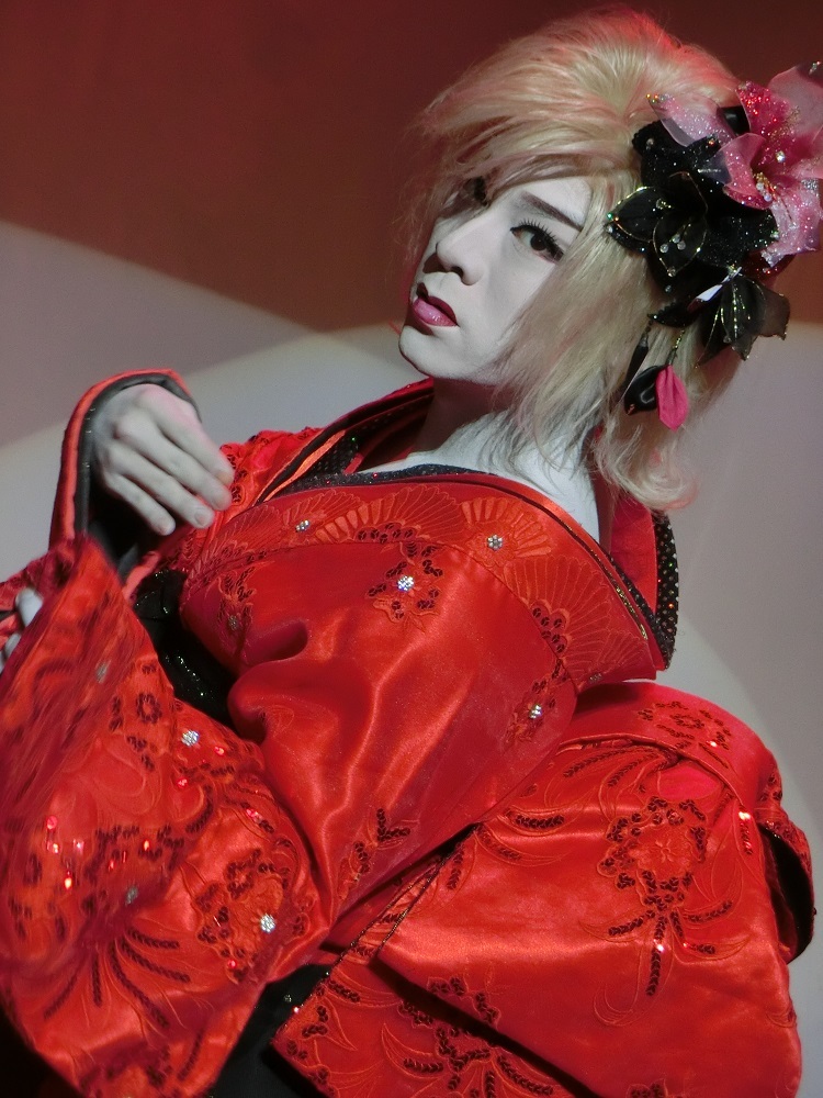 美しい女形は舞台の華的存在。(たつみ演劇BOX・小泉ダイヤ座長)